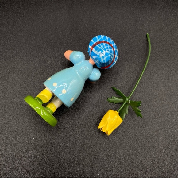 Very Old ERZGEBIRGE German Hand Carved Wooden Girl Holding Yellow Daffodil - Picture 6 of 15
